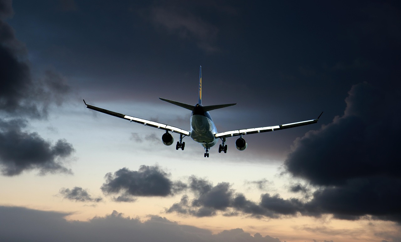 découvrez l'impact de l'aviation sur l'environnement, l'économie et la société : analyses, enjeux actuels et solutions pour un avenir durable du transport aérien.