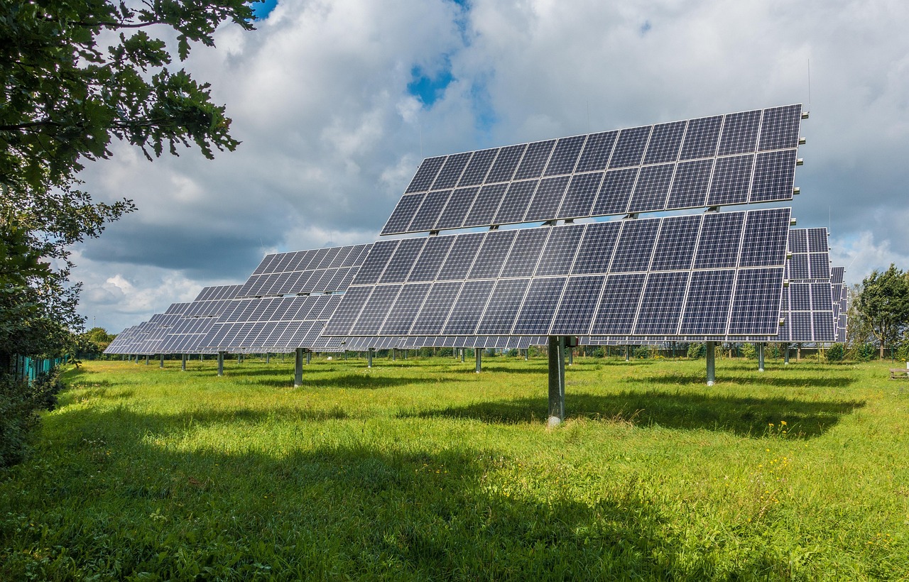 découvrez comment produire de l'énergie renouvelable chez vous pour réduire vos coûts et votre empreinte écologique grâce à des solutions innovantes et durables.